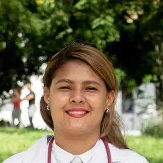 Itzel V., cuidadora de reptiles, con bata y estetoscopio (foto de ejemplo)