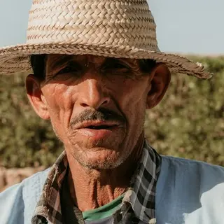 Ramiro T., cuidador de apoyo, con sombrero de palma (foto de ejemplo)